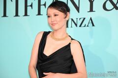 菊地凛子、最近輝いた瞬間は子育て中の一コマ 胸元ざっくりドレスで圧巻スタイル披露【ティファニー銀座 オープニングイベント】のイメージ画像