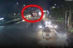 Googleマップの表示に頼っていた車、未完成の高架橋から落下【動画】