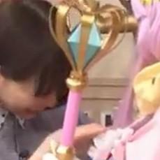 森川葵 御伽ねこむに乳ﾀｯﾁ&ｽｶｰﾄめくりの大暴走