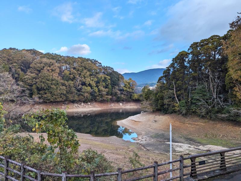 秋の北山ダム湖畔のイメージ画像