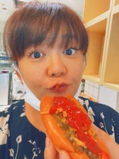 華原朋美、アヒル口でホットドッグを食べる姿にツッコミのイメージ画像