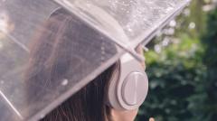 雨の日のイヤホン使用で事故リスク大！傘＋イヤホンが引き起こす死角とはのイメージ画像