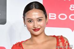 “脅威の10等身”香川沙耶、レイヤーカットの新ヘア披露「可愛すぎ」「雰囲気変わる」と反響のイメージ画像