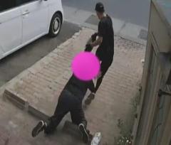 「闇バイトに応募して…」玄関先でバッグを奪い女性を引きずる 防犯カメラが捉えた強盗傷害事件の一部始終 山梨のイメージ画像