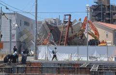 「ビルの解体現場で崩落が起きた」 東武東上線・鶴瀬駅近くの解体中ビル崩落し道を塞ぐ けが人なし 埼玉・富士見市のイメージ画像