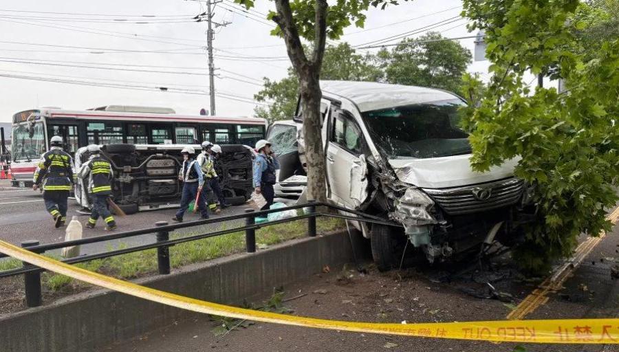 国道36号線で起きた2件の多重事故 きっかけは…トラックが反対車線にはみ出してバスと正面衝突か 男女9人けが 札幌市豊平区
