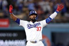 ドジャースが劇的サヨナラ勝利で被スイープ回避 テオスカー値千金の逆転2点タイムリー 大谷翔平欠場も“代役”エドマンが4安打のイメージ画像