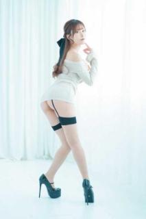 天使梨桜、オフショルダーのタイトなミニワンピから露わとなった美ヒップでファンを悩殺のイメージ画像