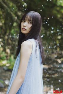 乃木坂46五百城茉央、ノースリワンピ姿で川遊び＆プールで青春グラビア「ボム」表紙登場【独占カットあり】