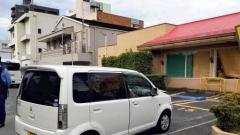ファミレス店員とトラブルの女、車で店に突っ込む…警察が駆け付けた直後に発進し３人負傷のイメージ画像