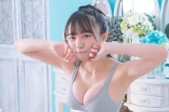 椿野ゆうこ、童顔にCKのむちむちボディ