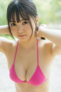 NMB48黒田楓和、ピンクビキニで美バスト解放