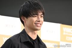 サッカー日本代表三笘薫選手、妻・剱持クリア選手とのウェディング写真公開「美男美女で目が幸せ」「お洒落で素敵」の声