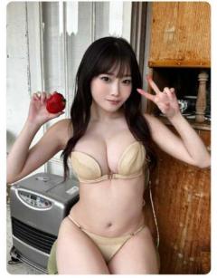 「史上最強に可愛い！」岸みゆ、ゴールドビキニで魅せた“至高の谷間”に視線釘付けのイメージ画像