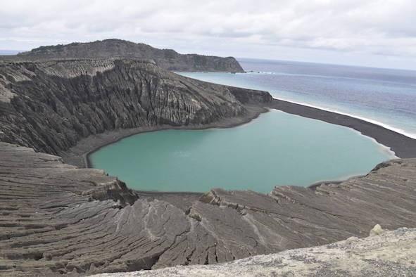 ｽﾋﾟｰﾄﾞ成長 ﾄﾝｶﾞ火山島 NASAが全容公開「6年後に消滅？」
