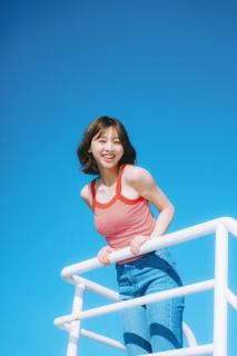 日向坂46富田鈴花、“楽園”までの船上で会心の笑顔 1st写真集新規カット解禁のイメージ画像