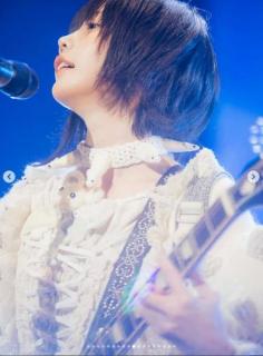 あのちゃん、躍動感あふれるライブショットを公開！！ ファン魅了「ずっとあのちゃんに夢中です」「音楽は自由だ」のイメージ画像