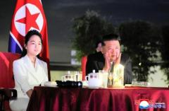 「キム・ジュエ後継」進む北朝鮮 正恩氏と並び登場、脇に飛びのく母
