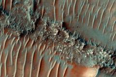 火星は想像以上に水が豊かだった？1万6000kmに及ぶ川床の痕跡を発見のイメージ画像