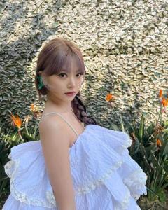 LE SSERAFIM・ウンチェ、まるでお花の妖精みたい！あまりの可愛さにチェウォンやユンジンも反応