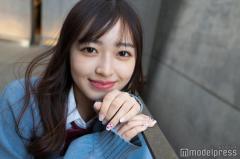 「今日好き」黒江こはる、大胆背中開きワンピ姿「セクシー」「大人っぽい」の声