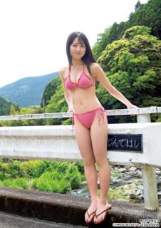 “高校生アイドル”LinQ有村南海、ビキニ姿でスラリ美脚披露