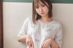 伊関あみ、脱ぎ掛け極上美脚