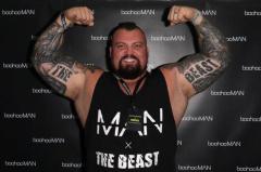 エディ・ホールは、KSW105で「世界最強の男」マリウス・プッツナウスキーと戦うと主張