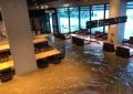 記録的な豪雨で泥水に浸かった光州市のスターバックス＝韓国