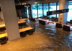 記録的な豪雨で泥水に浸かった光州市のスターバックス＝韓国のイメージ画像