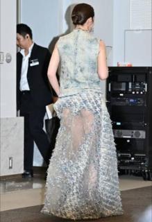 「すんごいドレスの人いるな？！」「下どうなっとるん？？？」美脚全開にネット騒然「スケスケ…」さすが仲里依紗