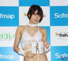 来栖うさこ 羽根だけで隠すセクシーショットに挑戦！