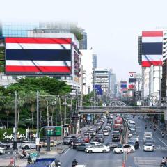 タイの街が国旗の赤・白・青に染まる！電子看板が映す愛国の波