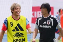 「一番憧れていた選手」…伊東純也、中村俊輔コーチとFK練習「思ったより蹴れる」のイメージ画像