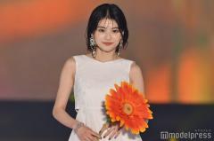 出口夏希、純白ワンピ＆大ぶりアクセで存在感「non-no」モデルとして初ランウェイ【GirlsAward 2025SS】