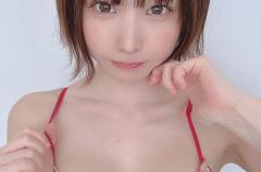 えなこ、ハートあふれる胸元で誘惑
