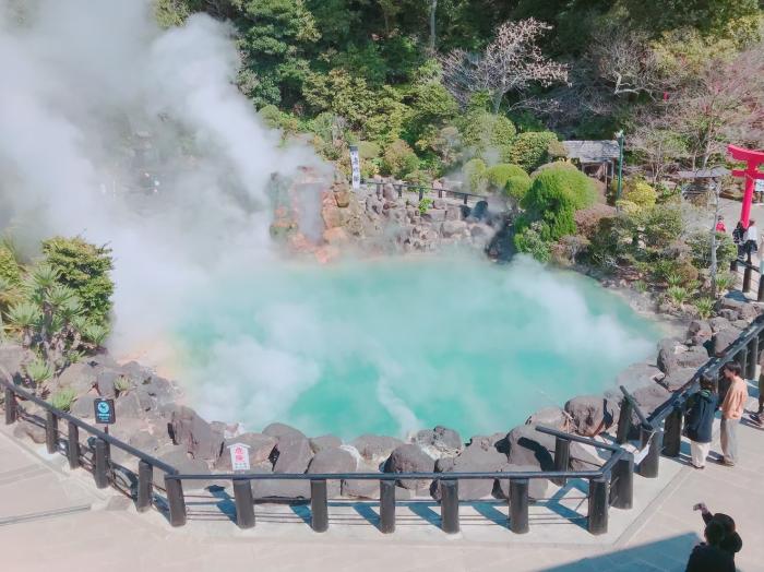 エメラルドブルーの地獄温泉のイメージ画像