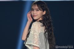 那須ほほみ、グレーミニスカ＆ラメタイツの流行スタイル ウェービーヘアもお似合い【TGC松山2024】