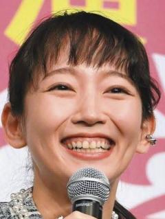 吉岡里帆、白猫とたわむれる姿を投稿⇨「里帆さんに懐いてこっちまで癒されます」「猫になりたい」とファン絶賛のイメージ画像