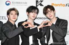 ZEROBASEONE、フォーマルスタイルで際立つビジュアル ソン・ハンビンは観客へ気遣いも【KCON JAPAN 2025／レッドカーペット】