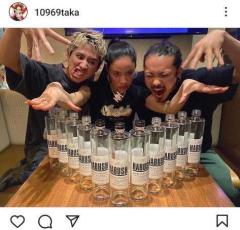 ワンオクTaka、大量のハブ酒の空瓶を前にKENTA&Awichとの豪華3ショットを披露｢すっごい楽しそう｣のイメージ画像
