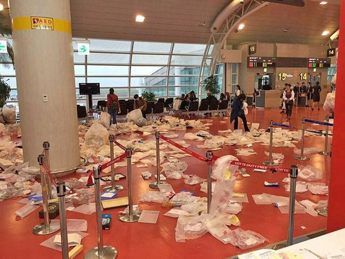 中国人観光客が去った後の空港ロビーまるでゴミ捨て場