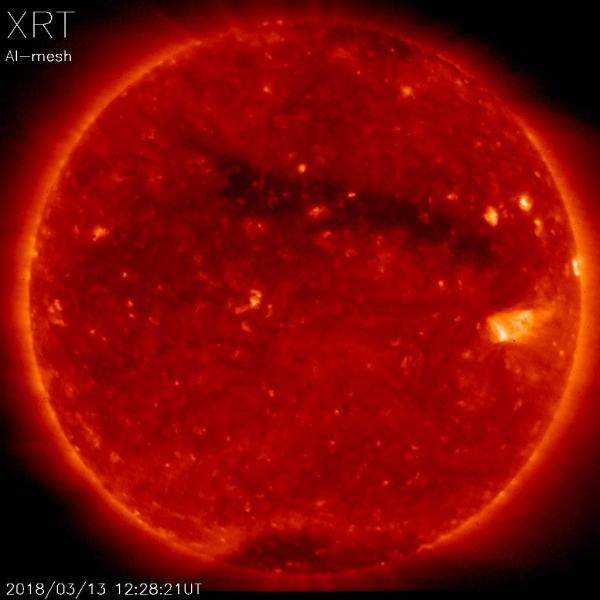 太陽に巨大コロナホール出現 磁気嵐到達でオーロラ見える？