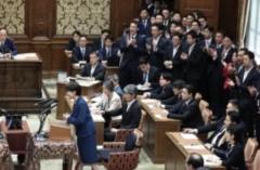 「拍手係の集団が」「学芸会ではあるまいに」党首討論で背後にズラリ…“高市応援団”にSNS上でツッコミ殺到 法学者も指摘「脇役の皆さんは静かにしていた方がいい」のイメージ画像