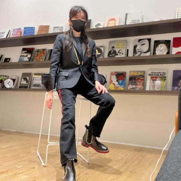 🎤工藤静香、私服の独特センスが大不評「ギャグ?」「木炭にしか見えない」 🎤工藤静香、私服の独特センスが大不評「ギャグ?」「木炭にしか見えない」