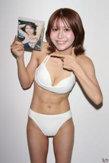 ロリ巨乳新人グラドル 浜崎華織 1stDVDは“過激！” 目隠しをして緊張するシーンも！