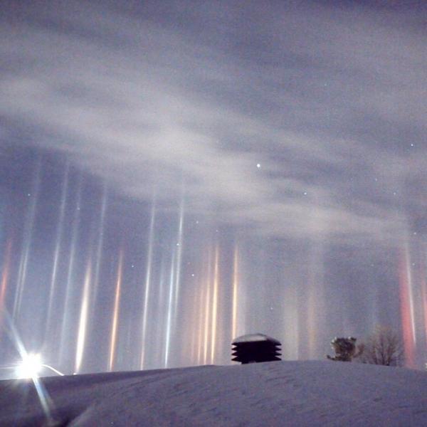 UFO襲来?七色に輝く光の列柱 カナダ雪原で目撃される