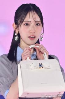 日向坂46金村美玖、ミニスカ×ルーズソックスで美脚輝く 無邪気な笑顔がキュート【GirlsAward 2025SS】