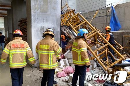 工事現場でエレベーターが15階から落下…6人死傷＝韓国