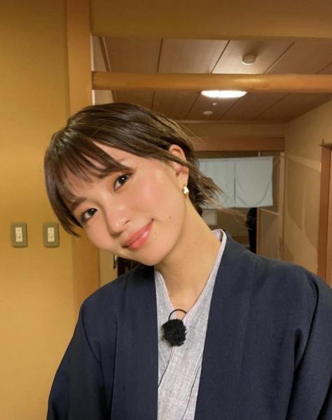 岡崎紗絵、浜辺美波とのプライベートショットを公開！自身出演ドラマのアピールもバッチリキメる。